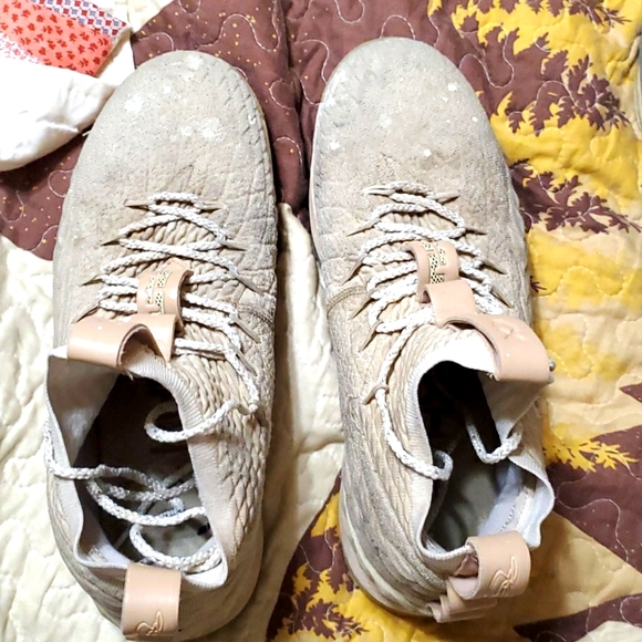 Gold Lebron 15's size 12 mens 75$ - Picture 1 of 4